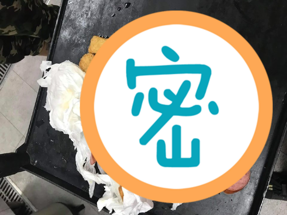 ▲店家佛心推出 89 元早餐吃到飽，但卻有客人不知足，打包了一堆食物放包內，誇張行徑讓網友超傻眼。（圖／翻攝自爆廢公社）