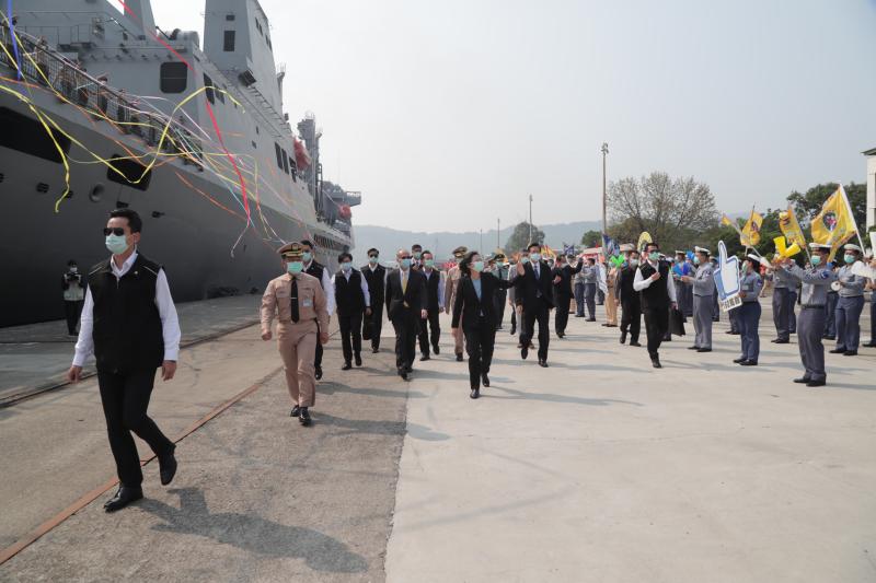 ▲敦睦艦隊於9日返抵高雄左營港，蔡英文總統也親自到港迎接。（圖／軍聞社提供）