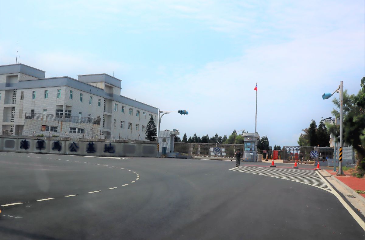 ▲馬公海軍基地15位參與此次敦睦艦隊任務，與3位確診者有接觸史人員的檢驗報告皆為陰性，讓澎湖縣的防疫人員鬆了一口氣。（圖／記者張塵攝，2020.04.19）