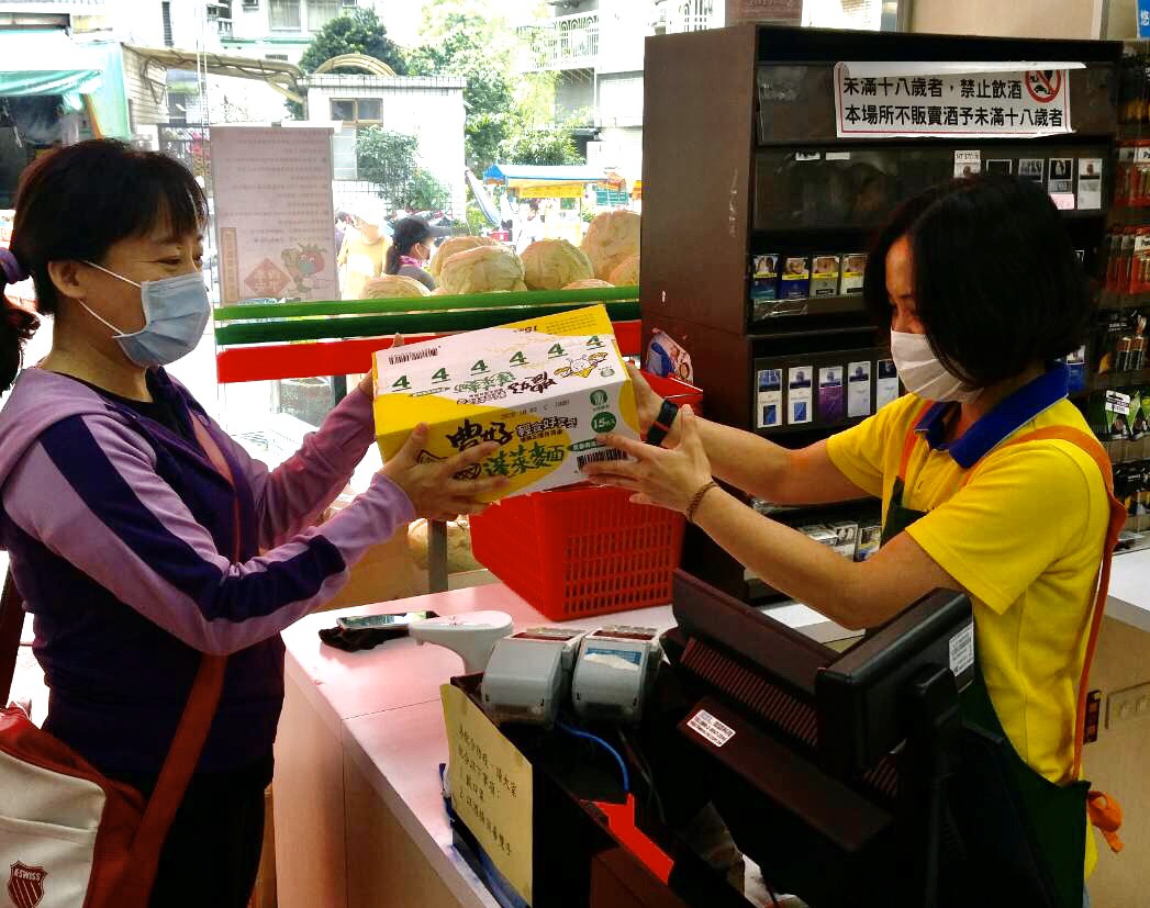 ▲新北市各農會超市也展開防疫大作戰，推出「美味農業得來速」。（圖/新北農業局提供）