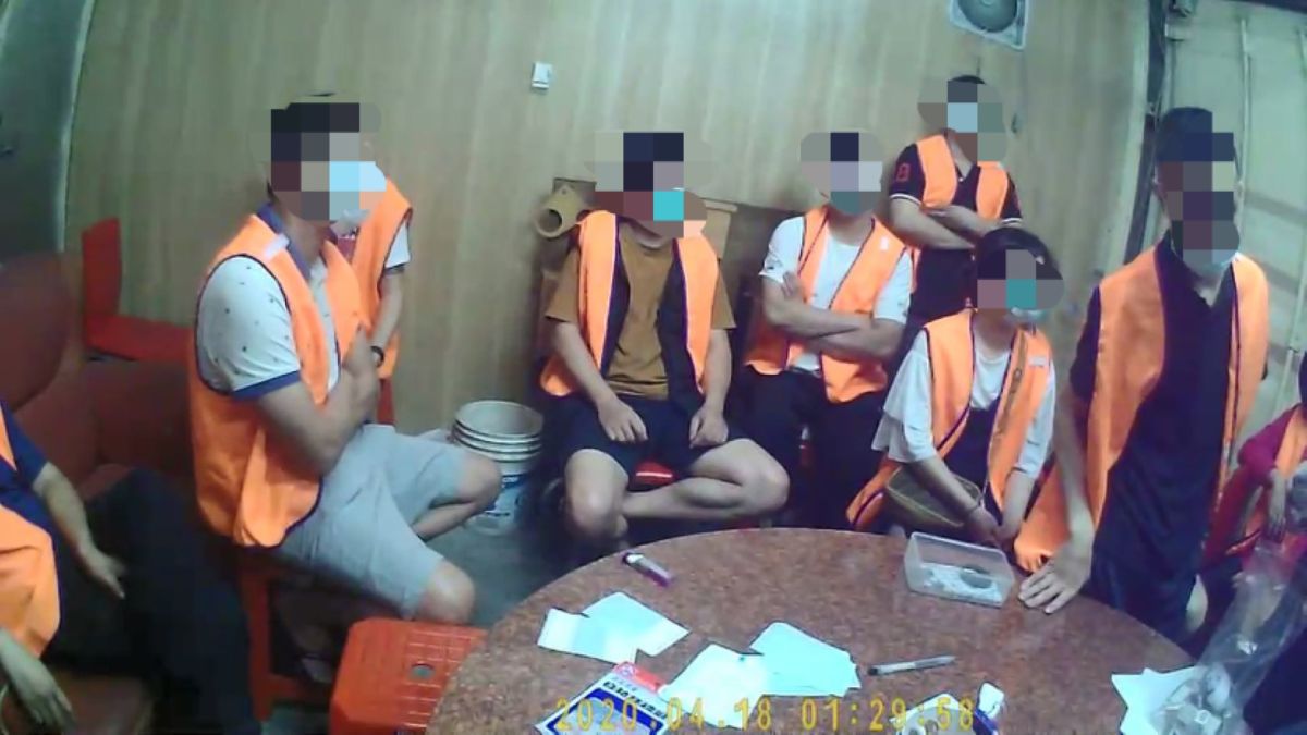 ▲鹿港分局查獲俗稱「推筒子」麻將的職業賭場，查獲賭客15人，令警方驚訝的是，15名賭客全都沒有戴口罩。（圖／記者陳雅芳翻攝，2020.04.19）