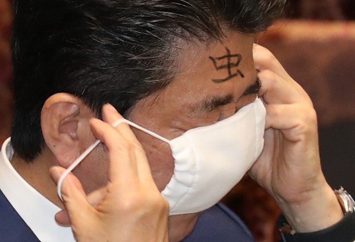 ▲日本首相安倍晉三戴口罩。2020/04/19。（圖／翻攝自推特@SaravaX）
