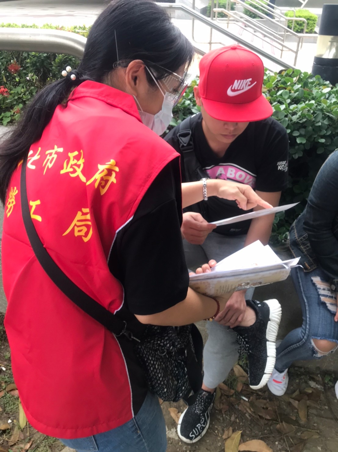 ▲新北市勞工局為提升移工防疫觀念，自本週起連續7週週末，於新北轄內七處移工較常聚集及搭乘的車站、捷運站及周遭商圈，對移工宣導。（圖/新北勞工局提供）
