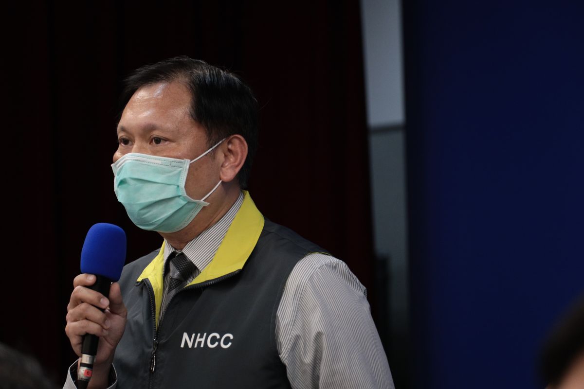 ▲外界質疑國軍有隱匿的嫌疑，國防部發言人史順文澄清，案 396 量測體溫僅 36.6 度，且因航程顛頗，頭痛的情況「不算少見」，因此醫官才判定是一般性頭痛。（圖／指揮中心）