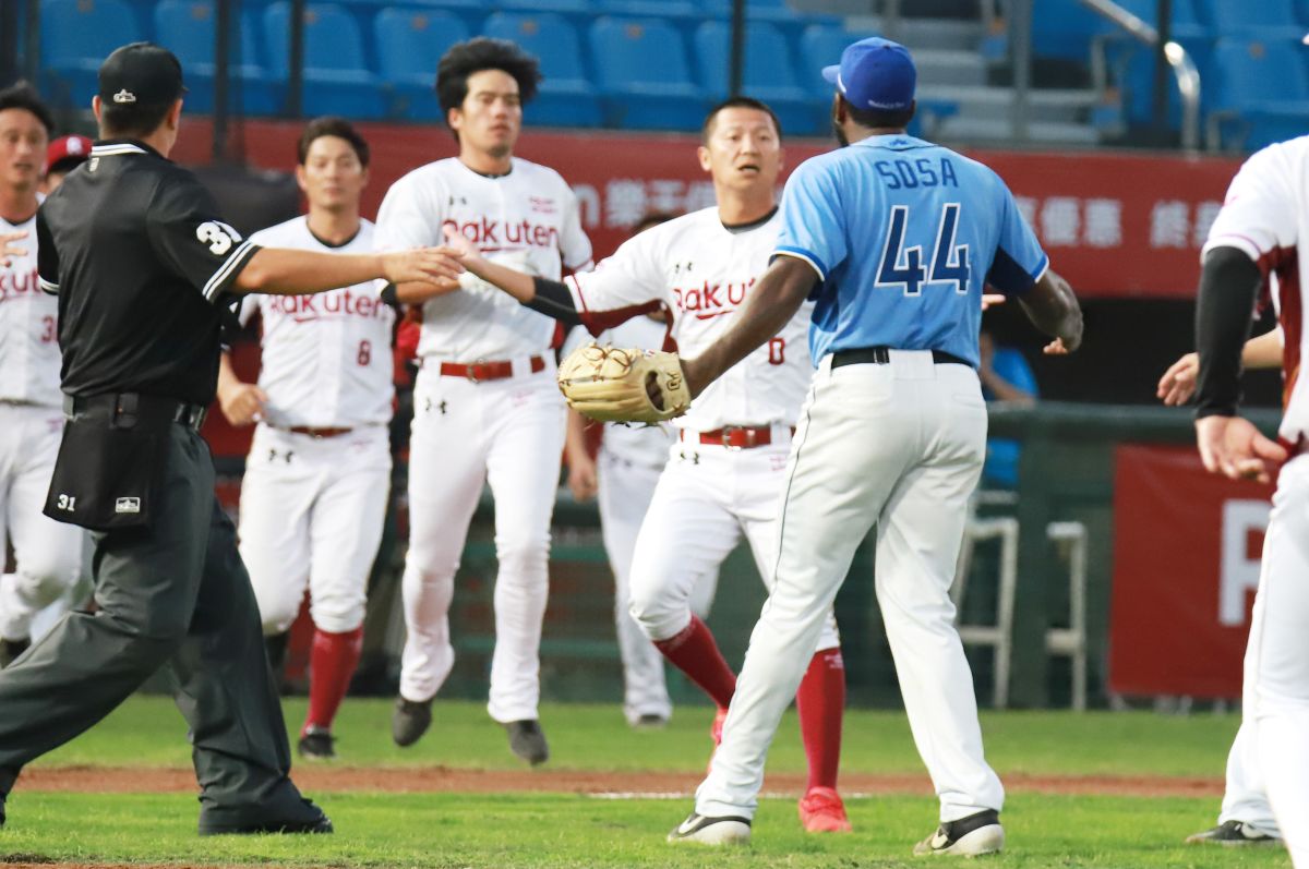 索沙觸身球造成桃園板凳區不滿，進而引發雙方衝突。（圖／葉政勳攝）