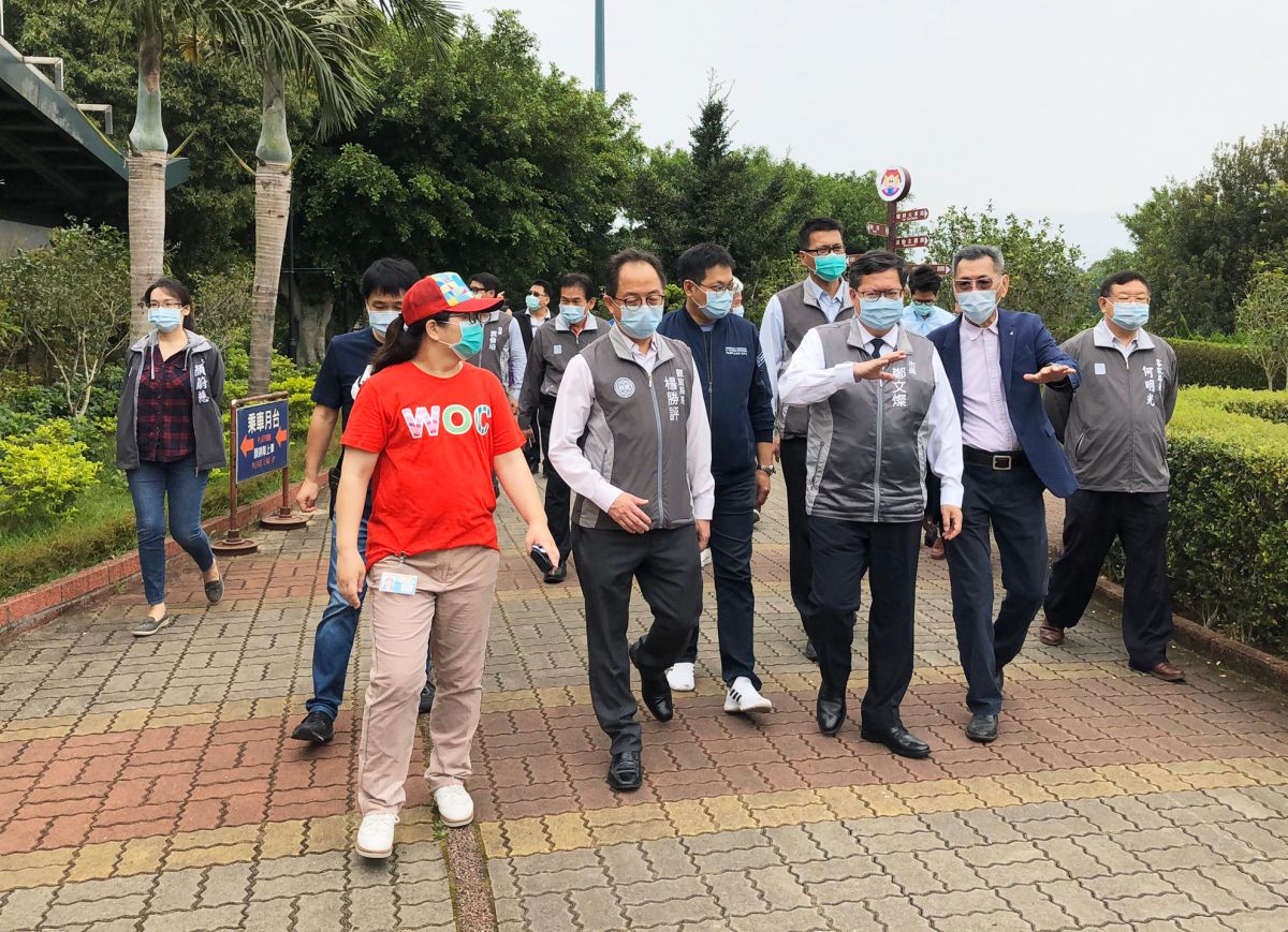 ▲鄭文燦今天親自走訪小人國，對於業者受疫情影響的損失，表示市府會根據實際的情況研擬減免地價稅跟房屋稅，協助業者紓困度過疫情寒冬。（圖／桃園市府觀旅局提供）