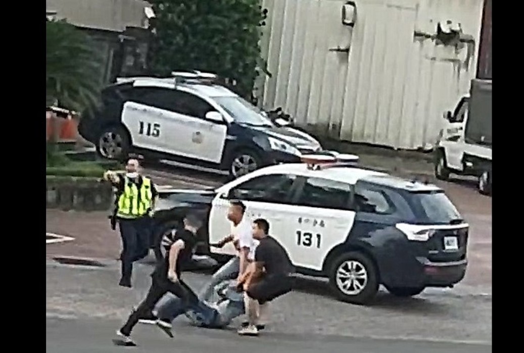 ▲兩方人馬在斗六公正所前大動干戈。（圖／記者簡勇鵬翻攝，2020.04.19）