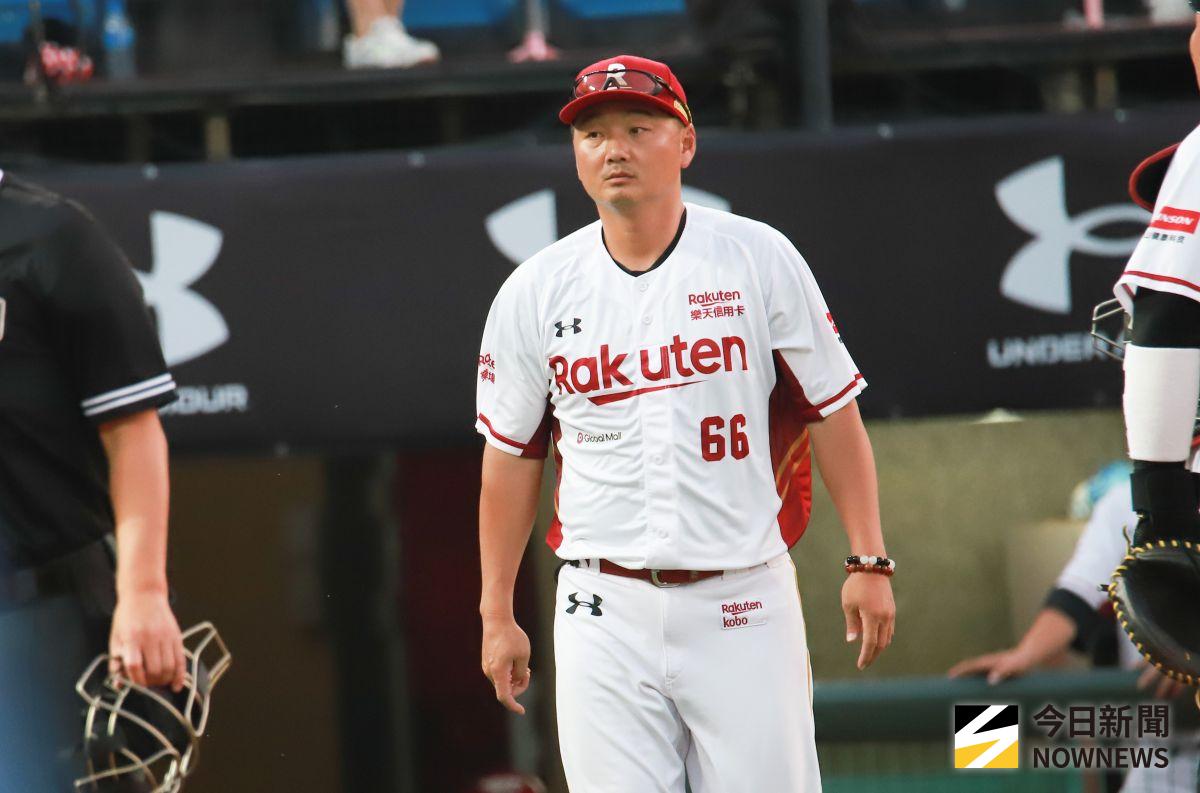 ▲樂天桃猿總教練曾豪駒抗議主審好球帶，遭驅逐出場。（圖／記者葉政勳攝）