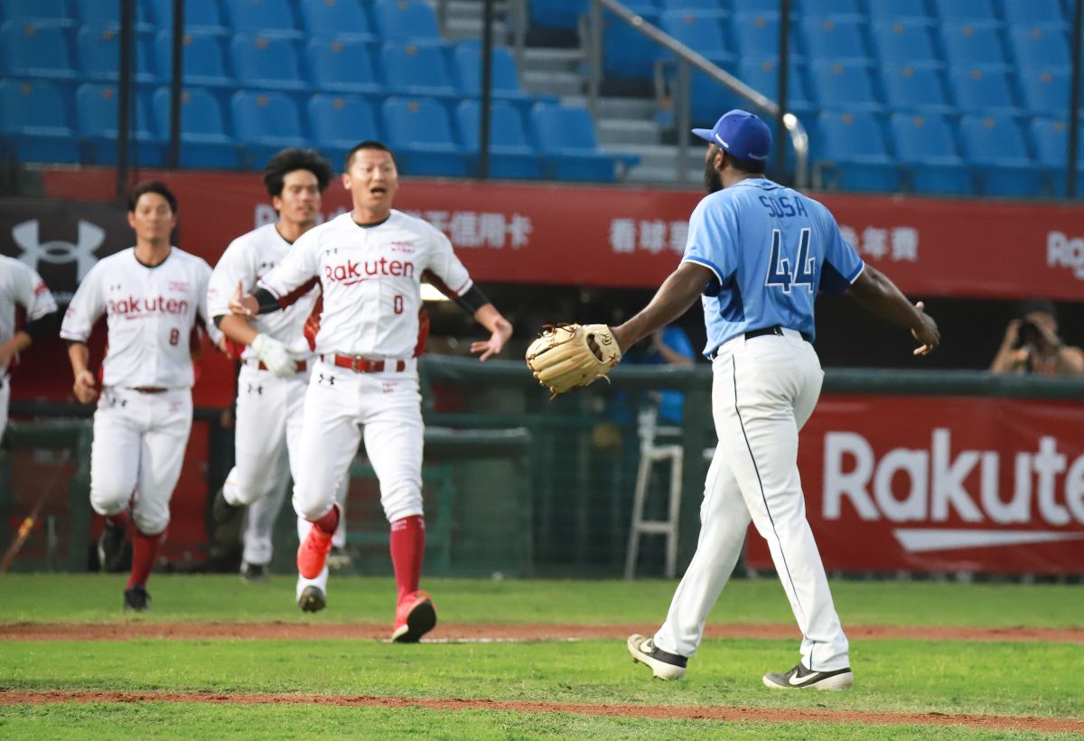 ▲富邦悍將洋頭索沙因為觸身球樂天桃猿郭嚴文引發兩隊板凳清空。（圖／記者葉政勳攝 , 2020.04.19）