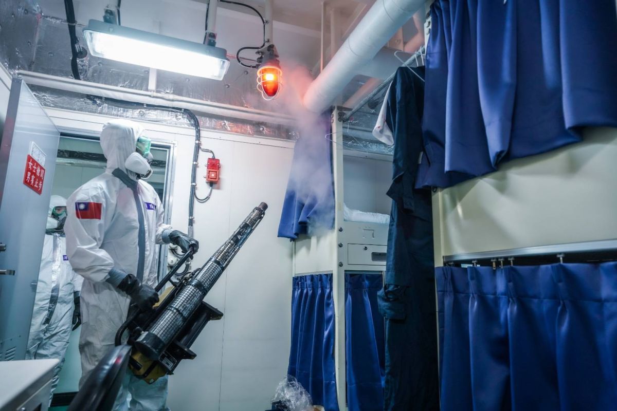 ▲在海軍磐石軍艦出現集體新冠肺炎確診的狀況後，國防部也派遣陸軍化學兵前往消毒。（圖／國防部提供）