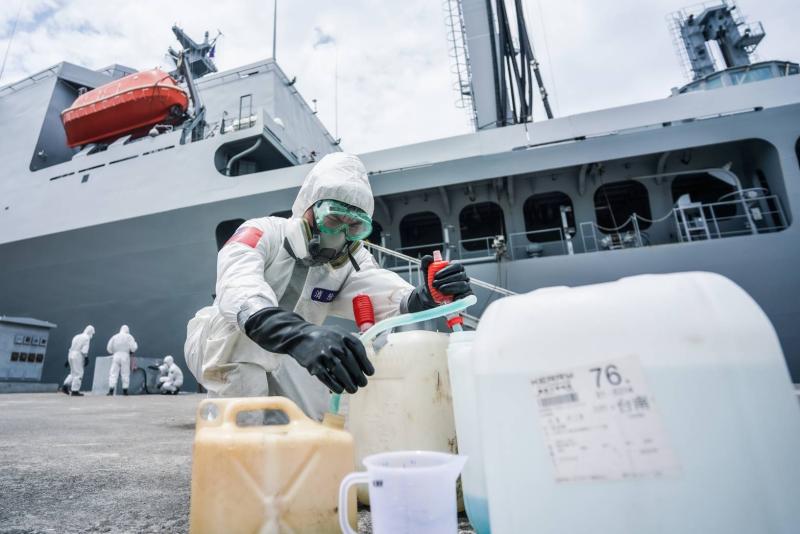 在海軍磐石軍艦出現集體新冠肺炎確診的狀況後，國防部也派遣陸軍化學兵前往消毒。