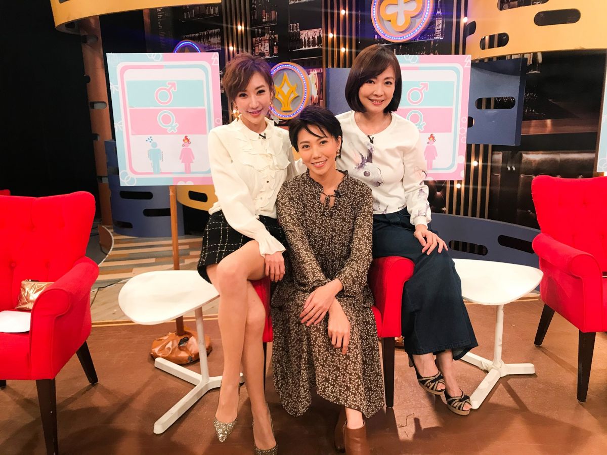 ▲郭昱晴（右）不滿老公為了借朋友錢賣掉訂婚戒指。