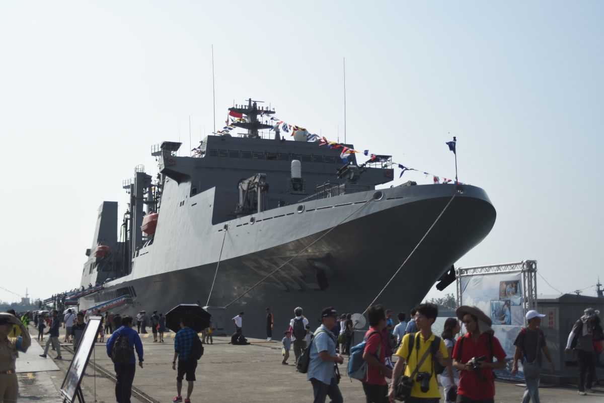 ▲109年度敦睦艦隊的磐石號油彈補給艦，在回國後艦上官兵24人確診，可能成為防疫破口因此成為重大新聞。（圖／軍情與航空提供）