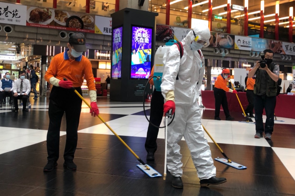 ▲台鐵為加強新冠肺炎防疫措施，公共區域一般消毒頻率提升為每 2 小時消毒 1 次，站體加強消毒也從 2 個月 1 次改為每周 1 次。（圖／記者陳致宇攝, 2020.04.20）