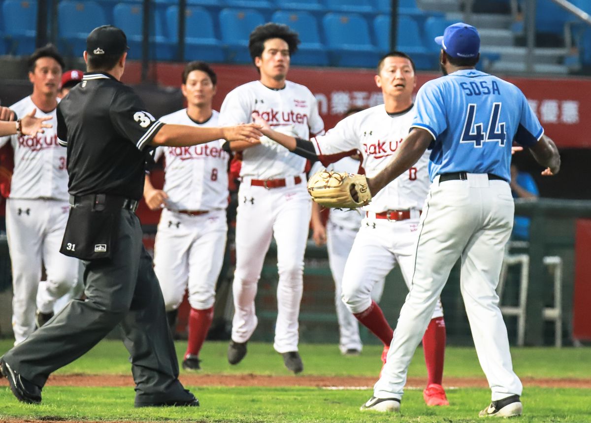 ▲富邦悍將洋投索沙觸身球樂天桃園猿郭嚴文爆發衝突造成兩隊板凳清空。（圖／記者葉政勳攝 , 2020.04.19）