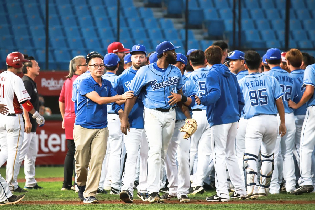 ▲富邦悍將洋投索沙觸身球樂天桃園猿郭嚴文爆發衝突造成兩隊板凳清空。（圖／記者葉政勳攝 , 2020.04.19）