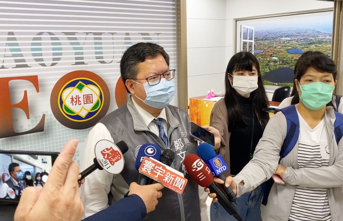 ▲鄭文燦遭網友砲轟疫調訊息公布太慢，今天除了公布確診者活動足跡，並由環保局會同業者進行環境消毒。（圖／記者李春台攝, 2020.04.20）