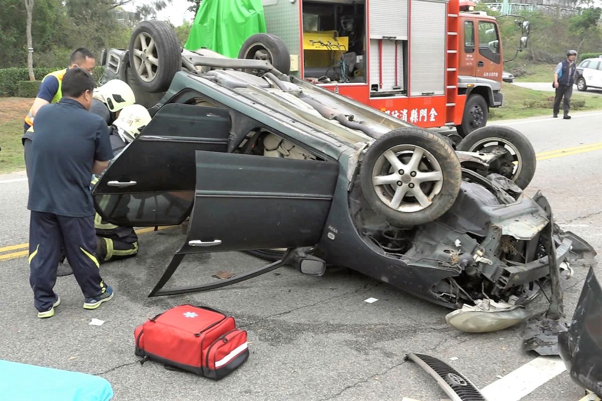 ▲自小客車疑過彎超速翻覆，陳姓駕駛卡車內。（圖／民眾提供）