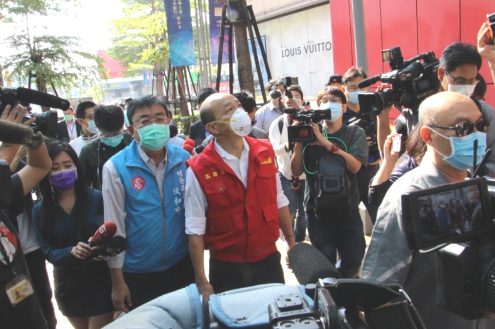 ▲韓國瑜今日上午與相關局處首長先至漢神巨蛋了解閉館及周遭環境消毒情形。（圖／高市府提供）