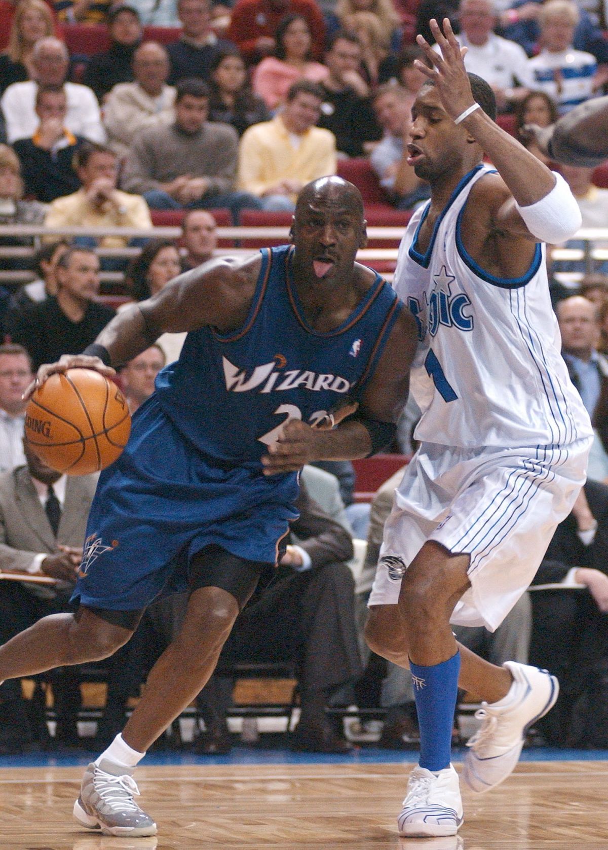 Michael Jordan切入閃過Tracy McGrady。（圖／美聯社／達志影像）