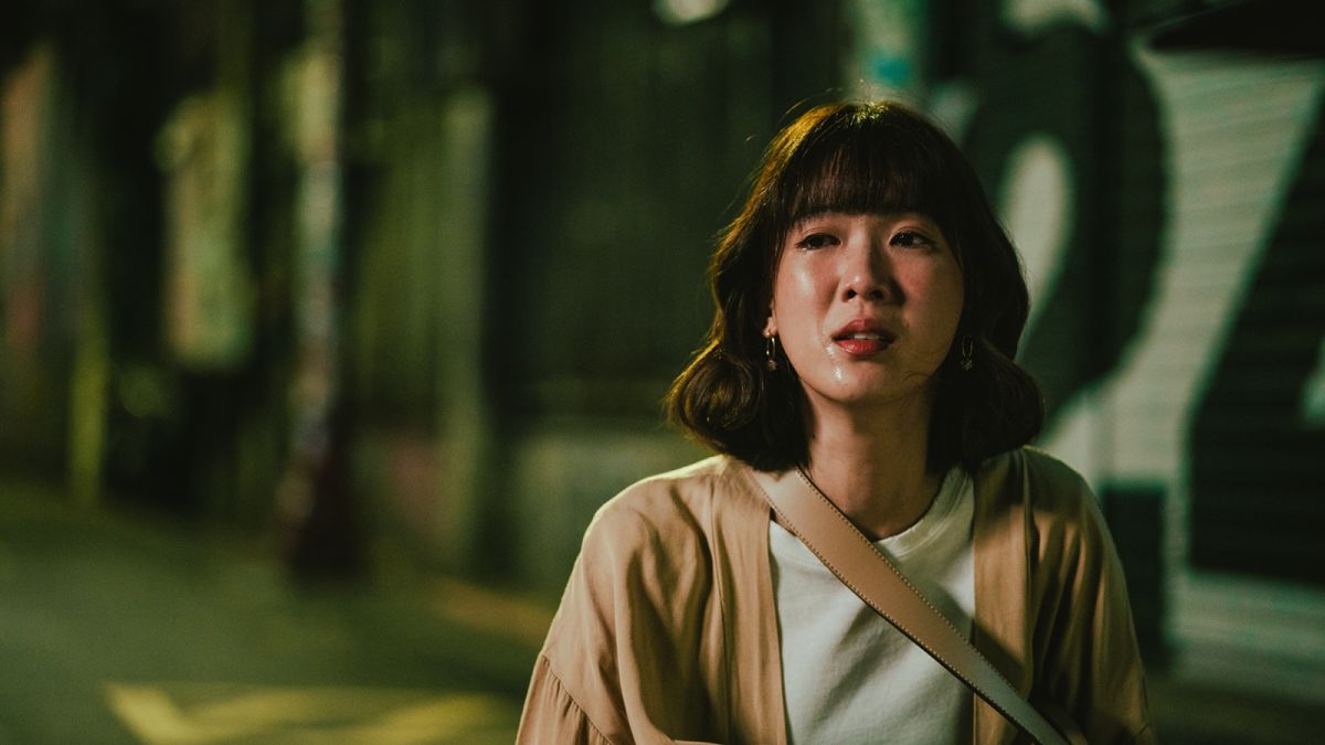 ▲孫可芳在街頭大哭。（圖 / 華視提供）