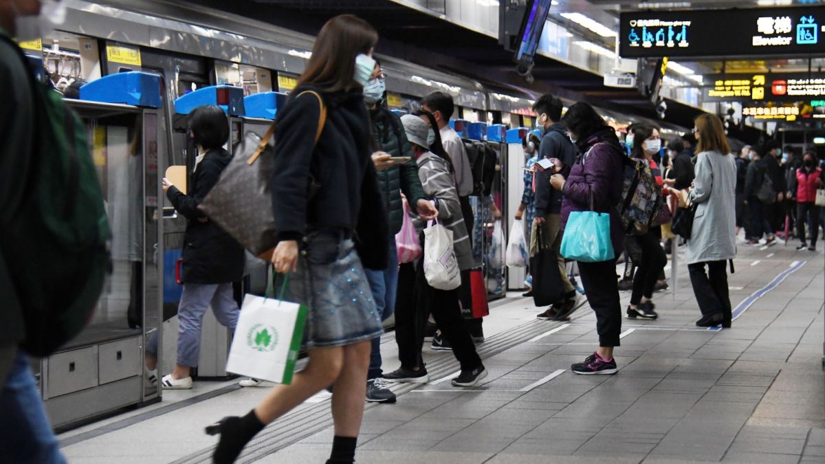▲受新冠肺炎疫情影響，不少民眾出門搭捷運等大眾交通工具都會戴上口罩。（圖／NOWnews攝影中心）