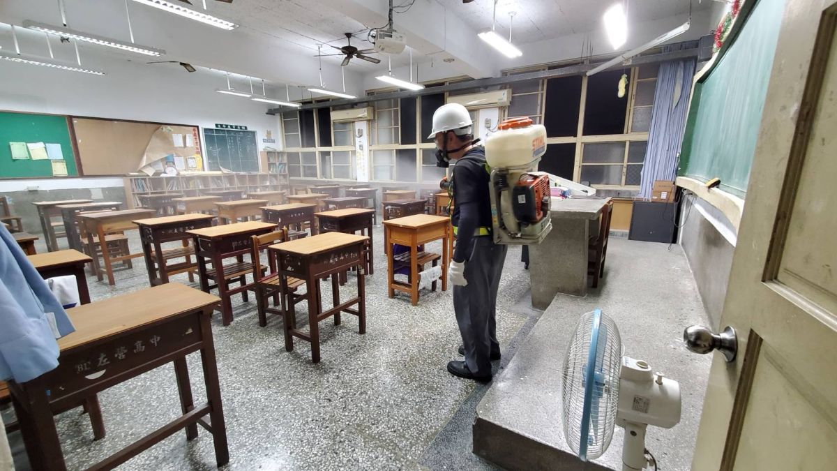 ▲校園環境大消毒，建議使用500ppm含氯漂白水清消，頻次為一天3次。（圖／高市府提供）