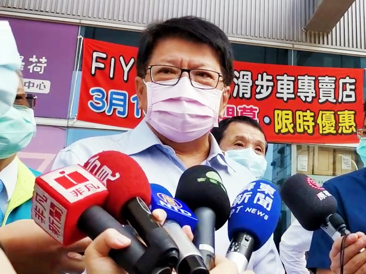 ▲屏東縣長潘孟安上午前往屏東市國民運動中心督導消毒過程，並表示，將對確診人員所到的地方，消毒，加強監測並請民眾提高警覺，相關疫調持續進行中。
（圖／屏東縣政府提供, 2020.04.20）
