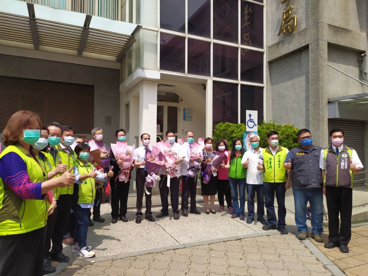 ▲民進黨彰化縣議會黨團將正副總召及幹事長三長交接典禮費用，用來採購水果農產品及蘭花花卉，贈送給彰化縣衛生局及縣內26鄉鎮共27各衛生所、彰化縣警察局、醫院、診所等，以感謝防疫英雄的辛苦。（圖／記者葉靜美攝，2020.04.20）