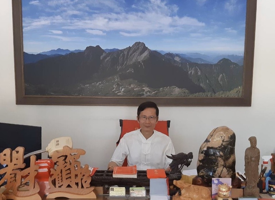 堪輿師侯胤任老師不只木製家具専業，更精通易經、風水地理。（圖／侯胤任老師提供）