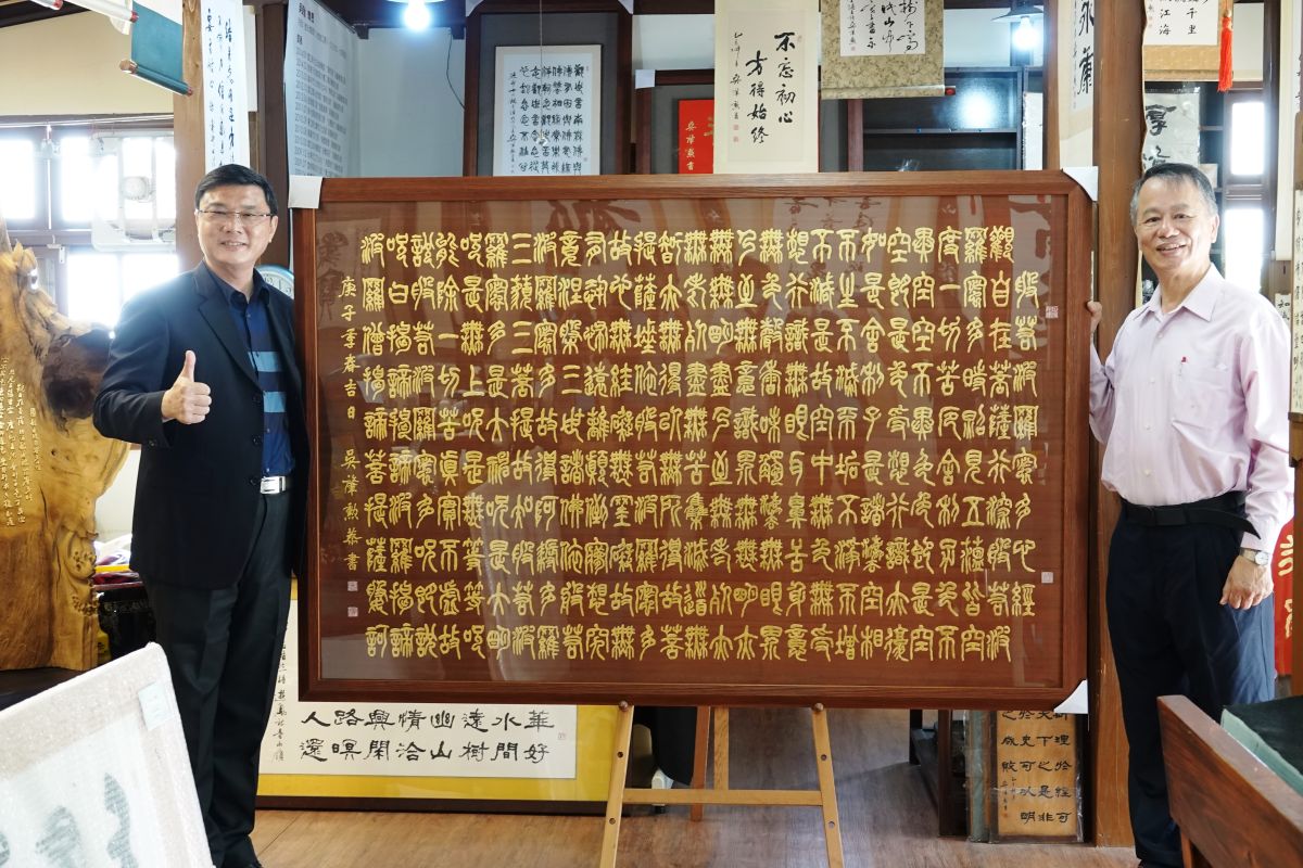 ▲鹿港書法家吳肇勳完成大幅「黃金心經」，以樹脂書寫，再貼上金箔而成，整幅作品都需伏跪在地進行書寫，費時一個多月時間完成，祈願大家平安。（圖／記者葉靜美攝，2020.04.20）