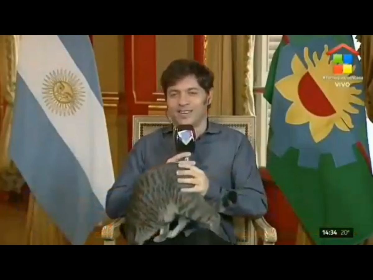 快摸人家屁屁！（圖／Facebook@MPQuatro Radio Online）