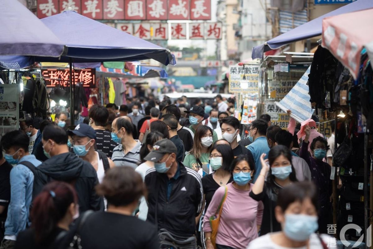 ▲在COVID-19（2019冠狀病毒疾病）疫情影響下，香港去年的出生人數大幅下跌，以致死亡人數多於出生人數。香港街景。（圖／翻攝自《香港 01 》）