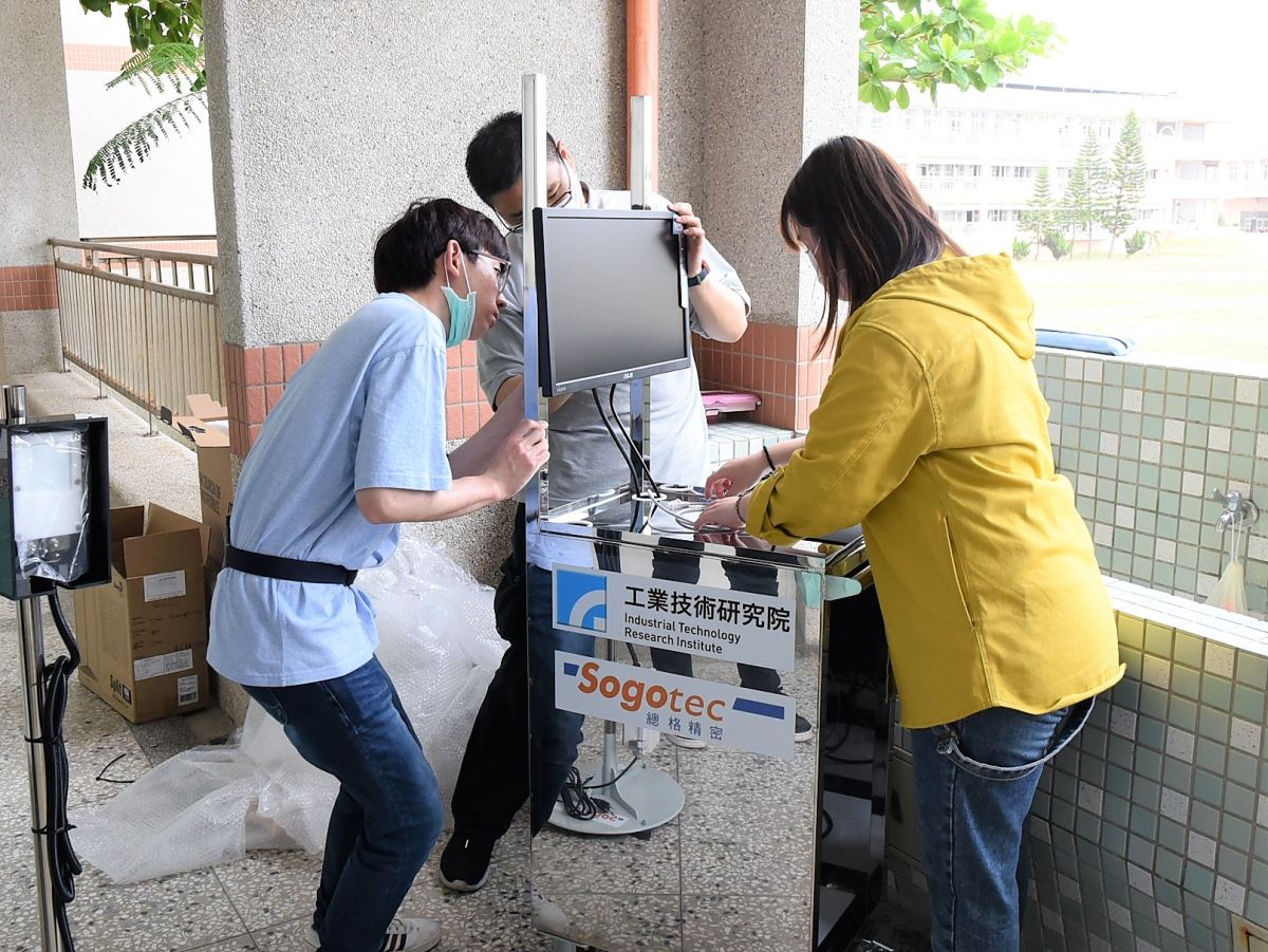 ▲澎湖縣政府引進工研院最新發表「熱影像體溫異常偵測技術」，陸續在學生數400人以上學校、縣政府大樓裝設10台體溫儀，協助澎湖提升校園防疫能量。（圖／澎湖縣政府提供）