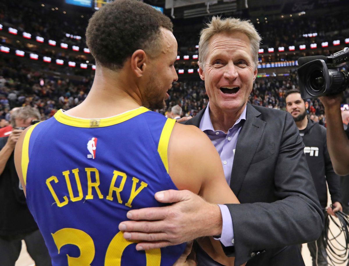 ▲勇士射手Stephen Curry(左)解釋比賽中怒踹椅子,勇士主帥Steve Kerr(圖/美聯社/達志影像)