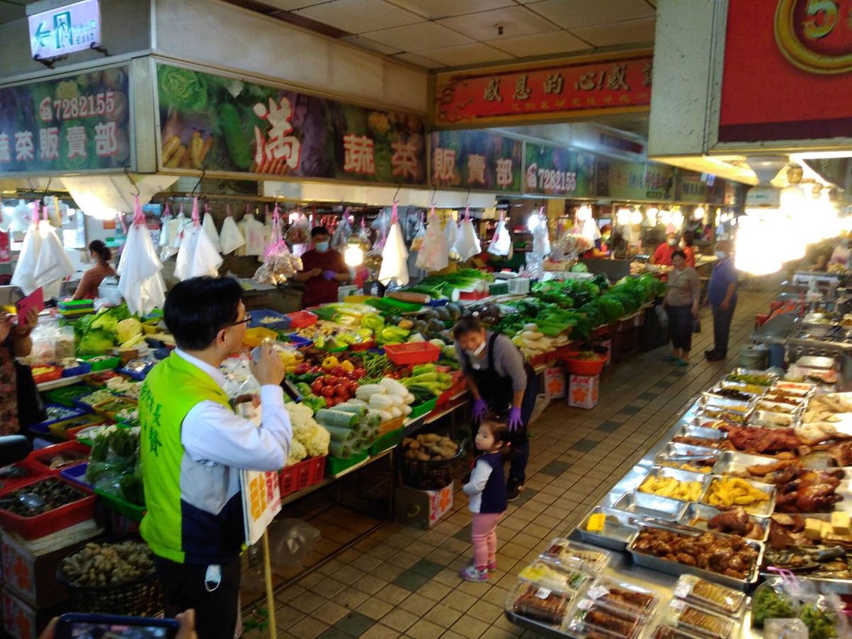▲為防治新冠肺炎疫情，彰化市公有市場攤商、民眾戴口罩措施上路，市長林世賢呼籲請民眾進入市場應配戴口罩。（圖／記者陳雅芳攝，2020.04.20）