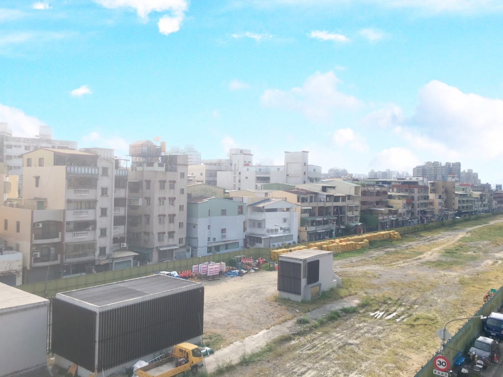 ▲高雄鐵路地下化工程，目前正在進行路面綠園道建設，預計明年中完工。圖為科工館站附近。（圖／信義房屋提供）