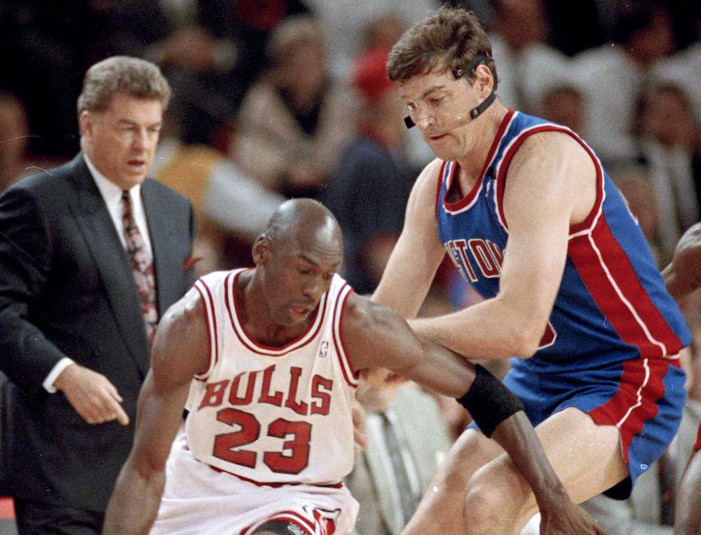Bill Laimbeer防守Michael Jordan。（圖／美聯社／達志影像）