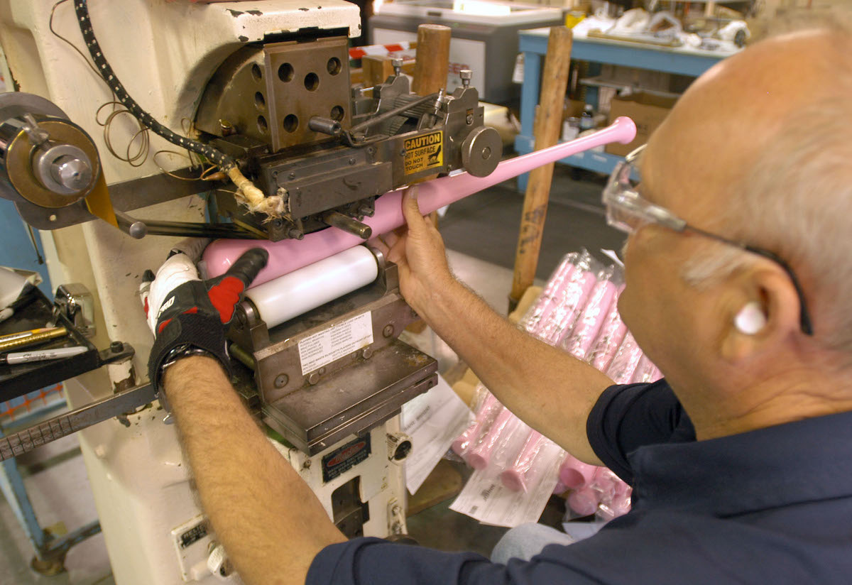 球棒大廠Louisville Slugger宣布關閉工廠。（圖／美聯社／達志影像）