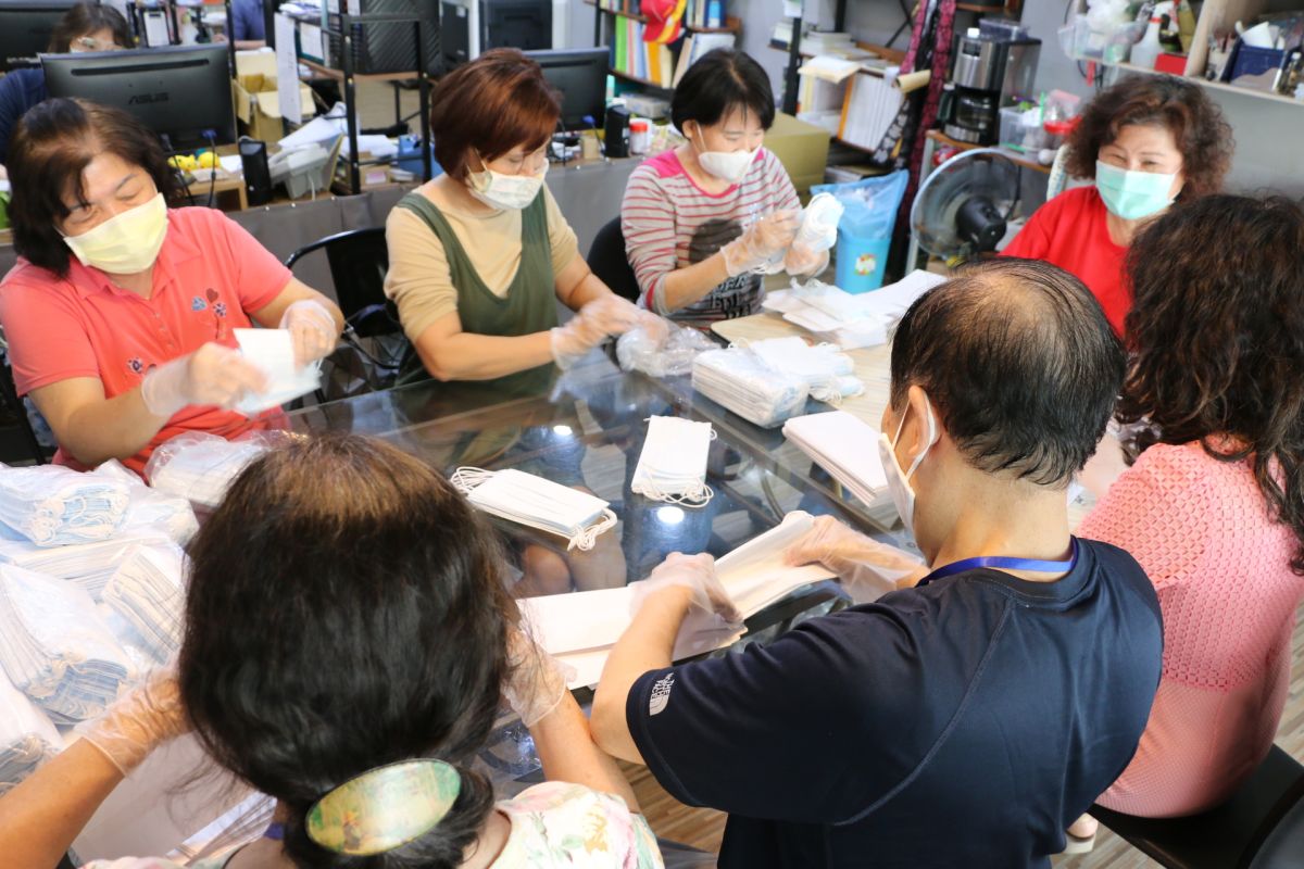 ▲「防疫媽媽隊」協助藥局分裝口罩。(圖／黃守達提供2020.4.21)