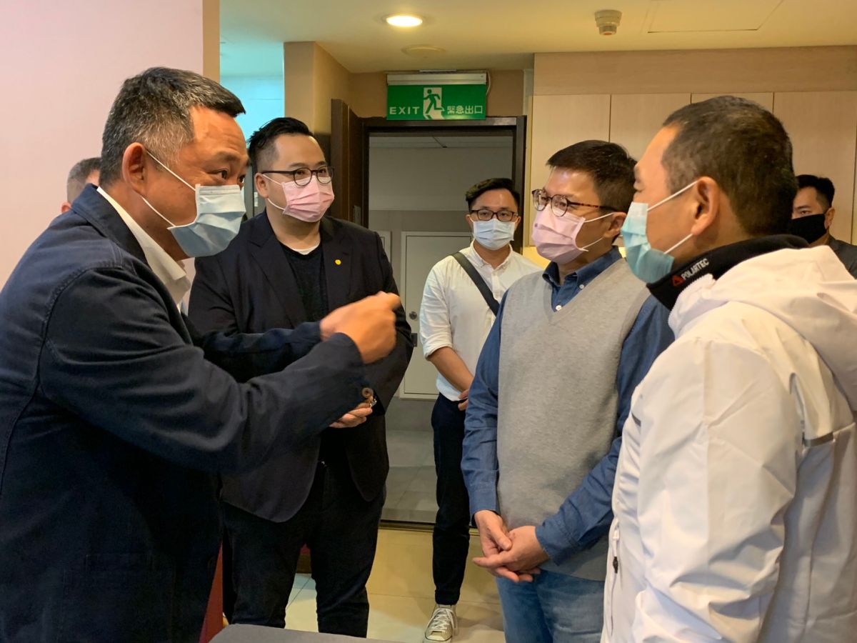 ▲金門縣長楊鎮浯(前左)、新北市長侯友宜共同視察防疫旅館。（圖／金門縣政府提供）