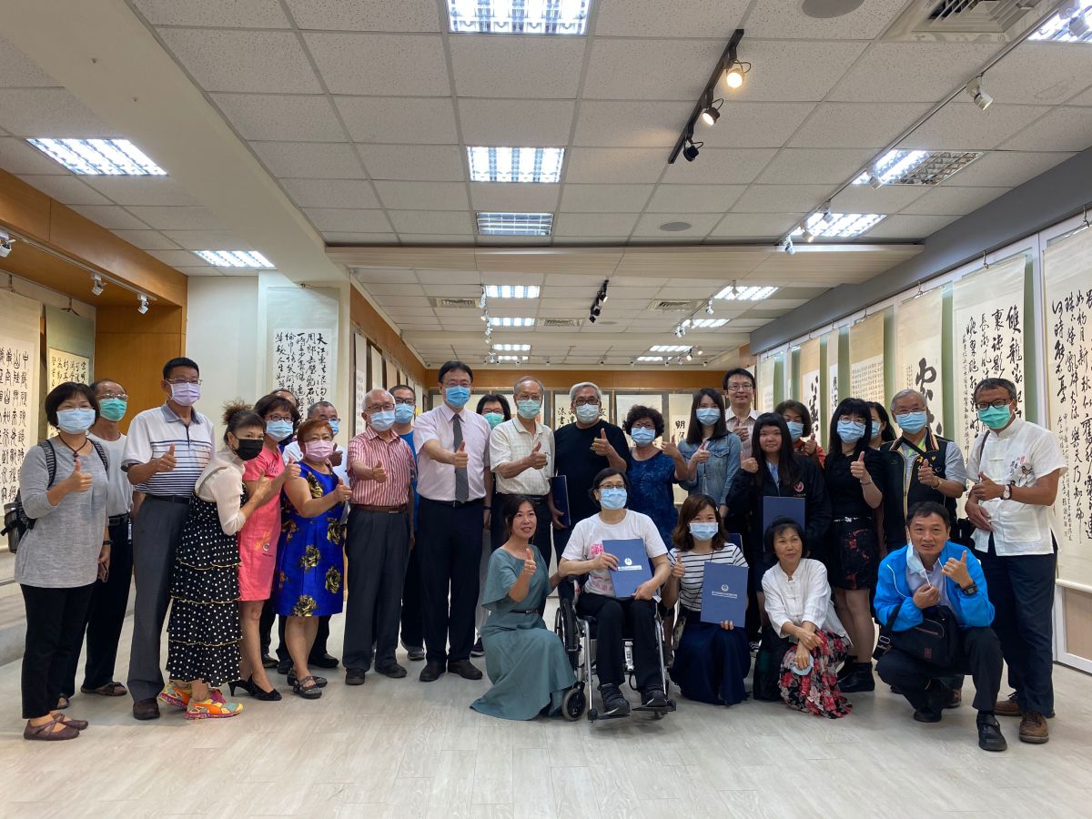 ▲員林家商員家藝廊舉辦員家人書畫篆刻聯展，展出超過80件的書、畫、篆、刻作品，老中青三代同場尬書畫篆刻。（圖／記者陳雅芳攝，2020.04.21）