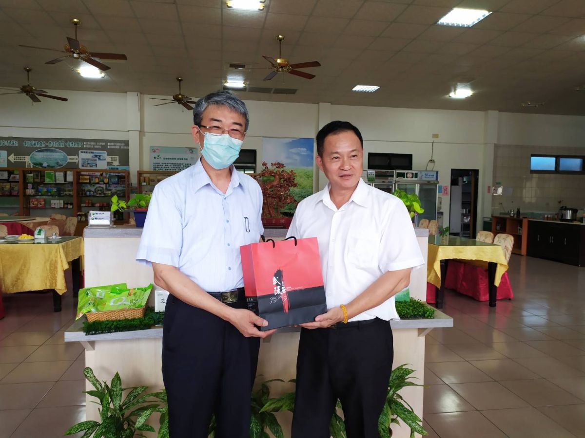 ▲彰化縣榮服處長楊雨榮今(21)日前往艾農生物科技有限公司，肯定李振輝創業有成，並感謝該公司提供職缺，協助退除役官兵及榮眷就業。（圖／記者葉靜美攝，2020.04.21）