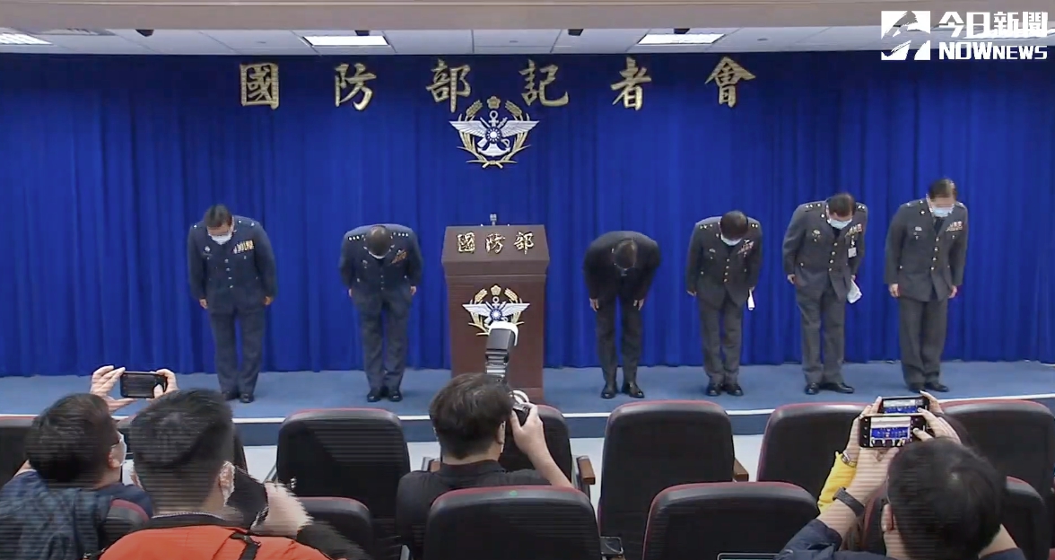 ▲國防部長嚴德發帶領高階將領向社會大眾、染疫官兵及其家屬鞠躬道歉。（圖／NOWnews攝影團隊）