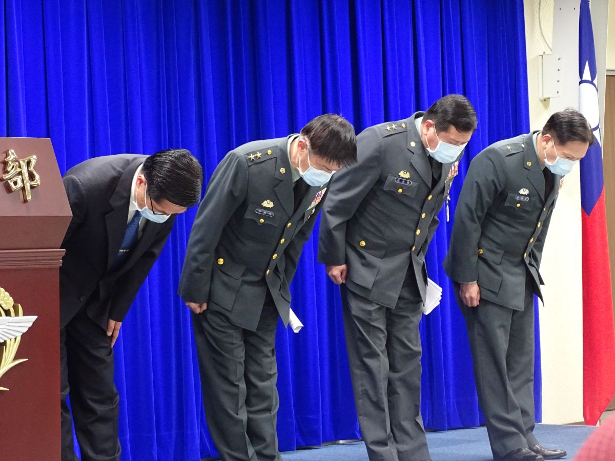 ▲海軍敦睦艦隊染疫風暴，國防部長帶頭鞠躬致歉。（圖／記者呂炯昌攝, 2020.4.21）