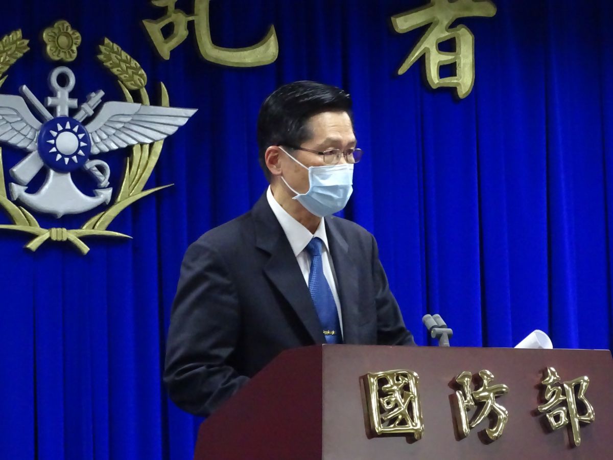 ▲海軍敦睦艦隊磐石艦驚爆群聚感染，國防部長嚴德發21日親上火線說明。（圖／記者呂炯昌攝, 2020.4.21）