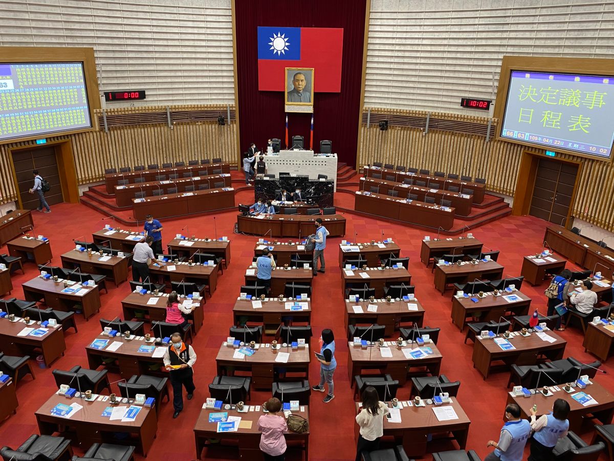 ▲高雄市議會原訂今(22)日召開第3屆第3次臨時會，因近日因爆發敦睦艦隊磐石艦群聚感染，在疫情升溫狀況下，國民黨團今天提臨時動議休會，等到疫情穩定連同定期會召開。（圖／記者張文晃攝，2020.04.22）