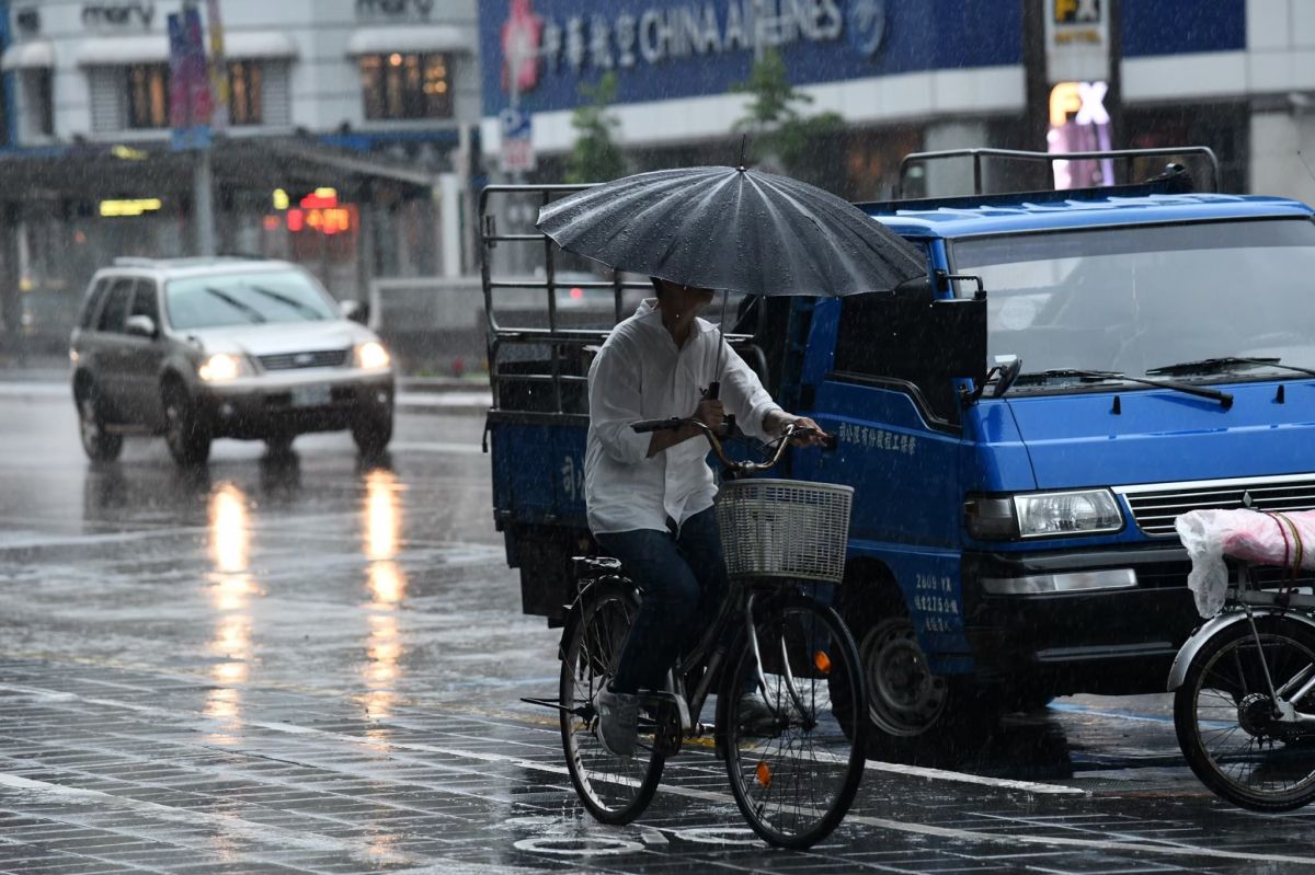 ▲中央氣象局今（22）日上午指出，受東北季風及華南雲雨區影響，基隆北海岸及北部山區一帶，有局部大雨發生機率， 提醒民眾注意大雨。（圖／NOWnews資料照）