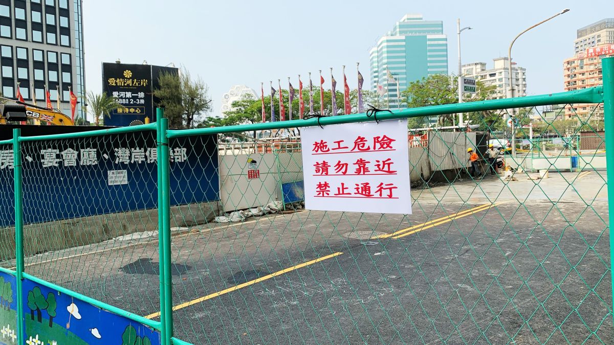 ▲高雄市前金區河東路愛河畔路面21日深夜突然發生下陷近2公尺，初步研判是附近建案連續壁引發，事故當下廠商也立即將坍塌路面回填，避免損壞擴大。(圖／記者郭俊暉攝，2020.04.22）