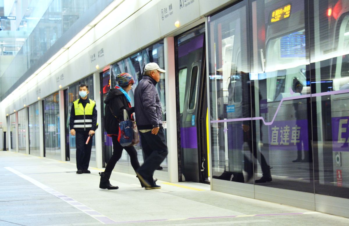 ▲桃園捷運公司指出，4月份平均運量比起去年同期下滑58%，其中，機場航廈站(A12、A13)兩站進出日平均運量比去年同期減少超過8成。（圖／資料照片）